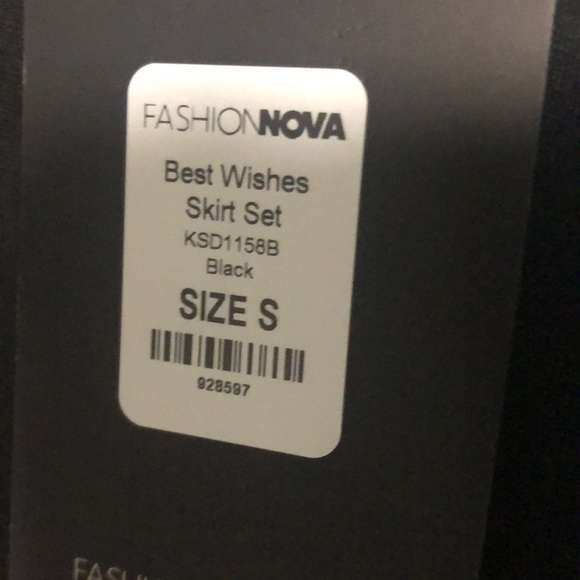 Fashion Nova Set, the set includes the top and the skirt, and NOT the purse. - Picture 9 of 9
